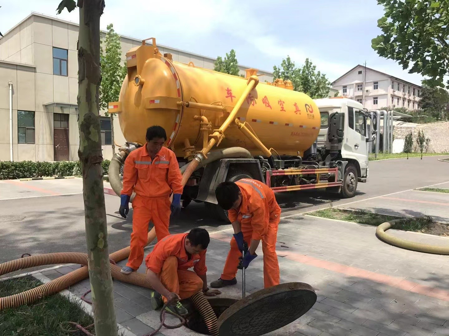 惠民管道疏通车停在窨井附近