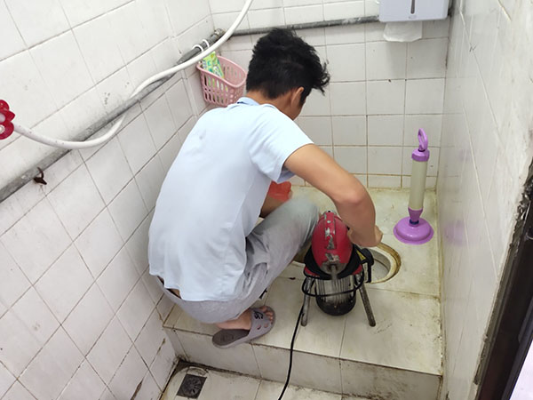 惠民管道堵塞冒臭气 专业师傅现场解决问题