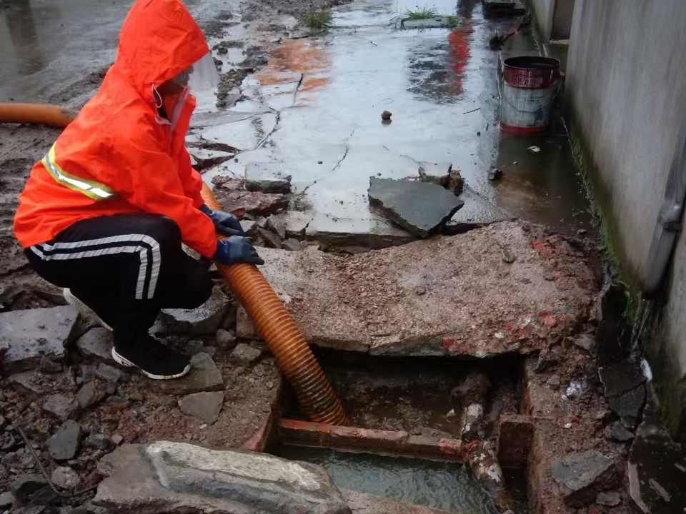 惠民专业清理污水池 炜誉市政以规范流程守护城市 “肠道”